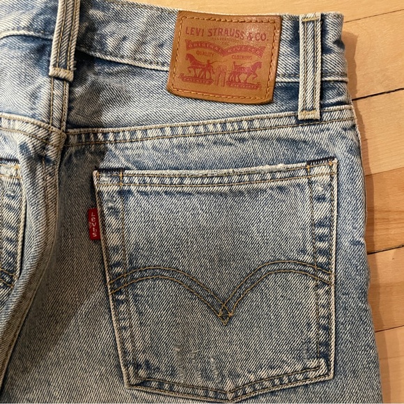 Levis high waisted wedgie straight leg ripped jeans - size 24 - Picture 2 of 3